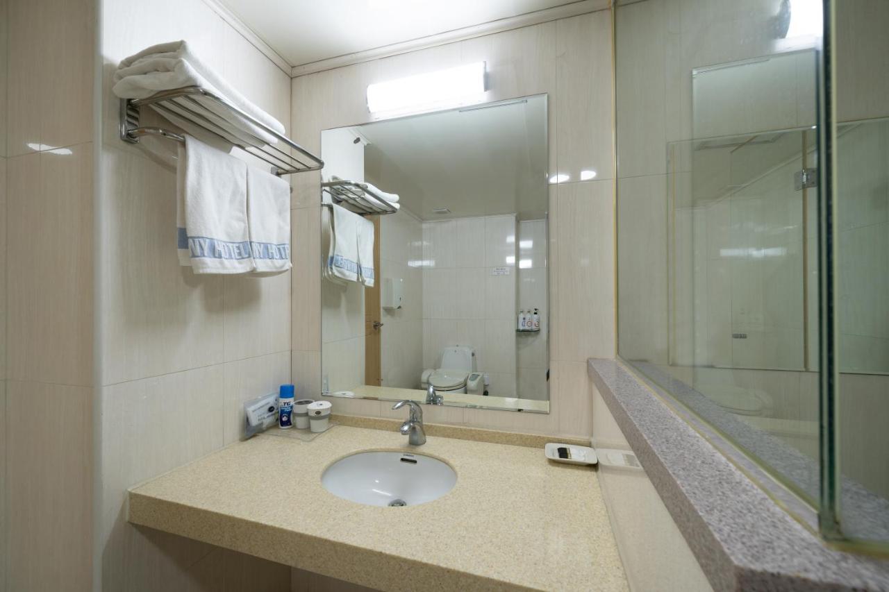 Symphony Hotel Suwon Esterno foto