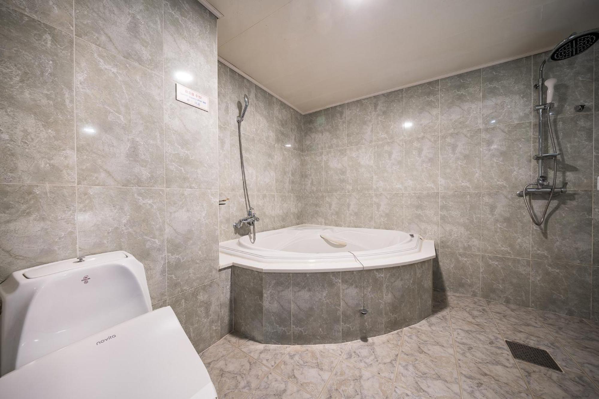 Symphony Hotel Suwon Esterno foto