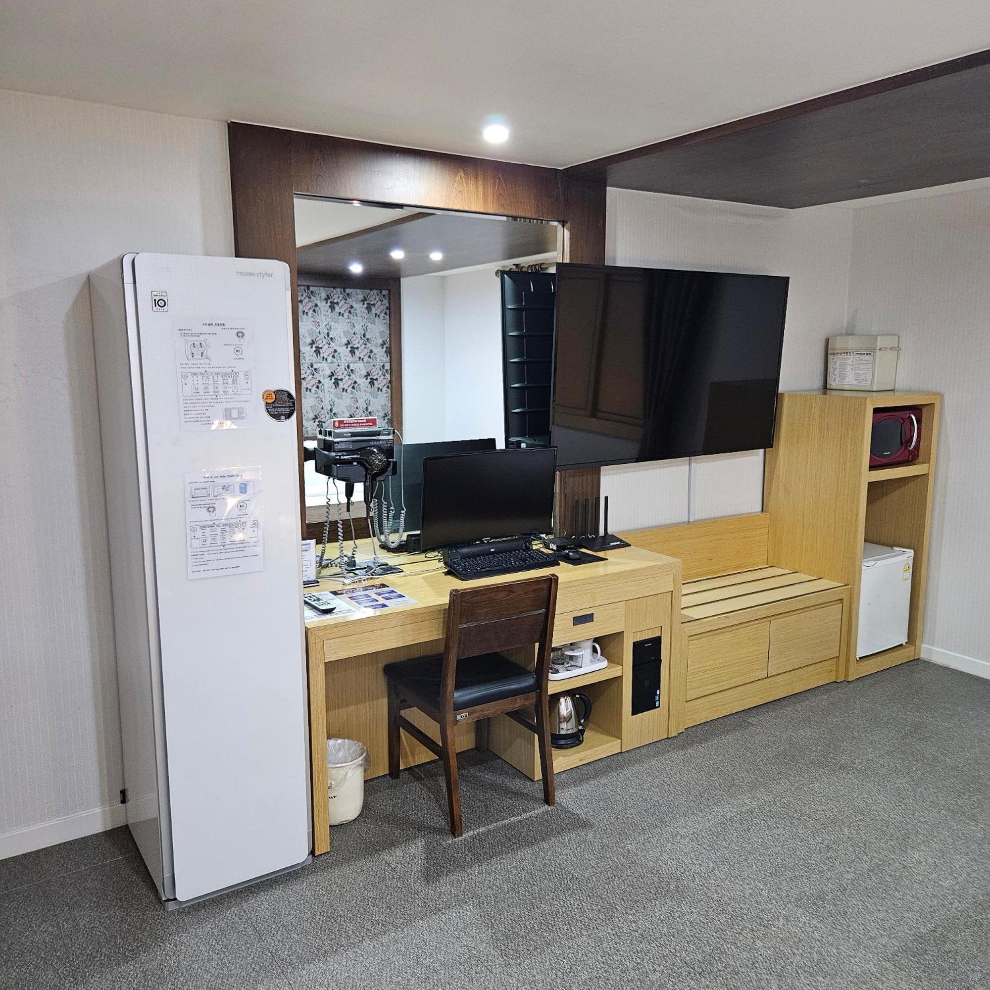 Symphony Hotel Suwon Esterno foto