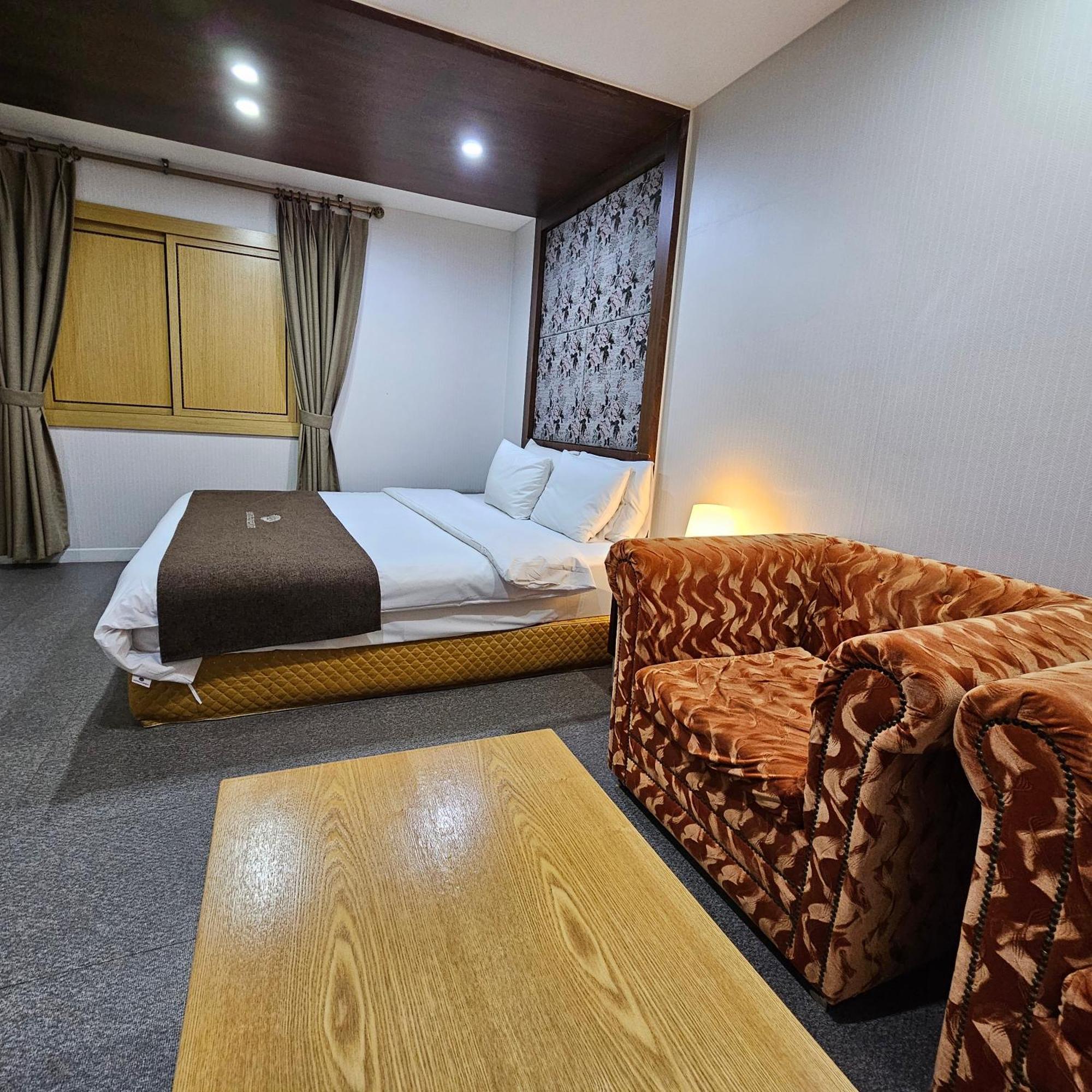 Symphony Hotel Suwon Esterno foto