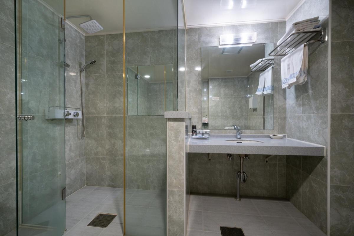 Symphony Hotel Suwon Esterno foto