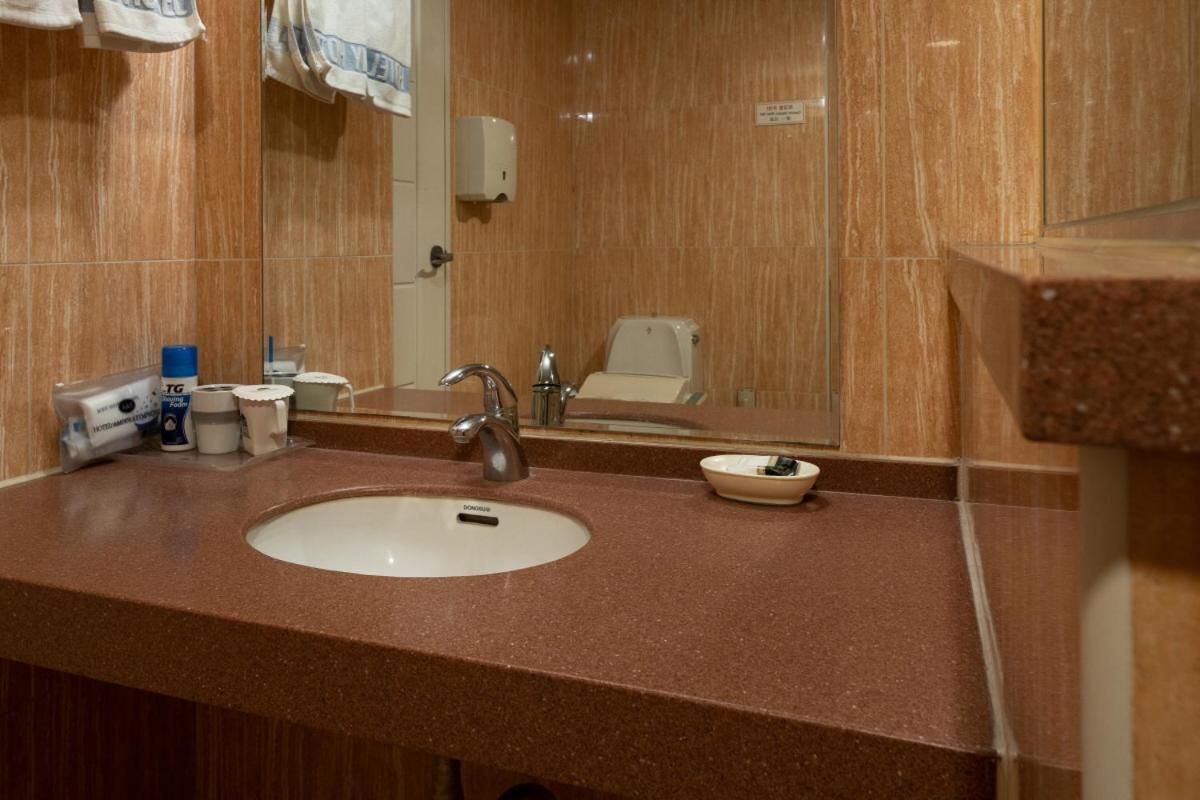 Symphony Hotel Suwon Esterno foto