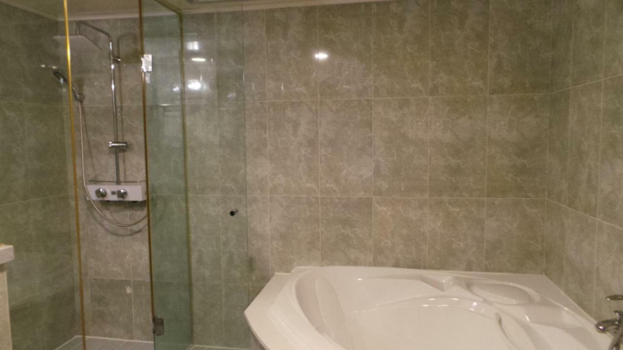 Symphony Hotel Suwon Esterno foto